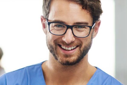 Wiener Plfeger in einem Krankenhauskorridor