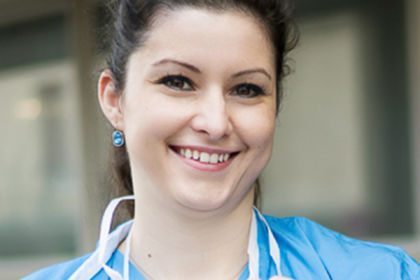 Junge Frau freut sich mit Hilfe des waff einen Job als Pflegeassistenz gefunden zu haben