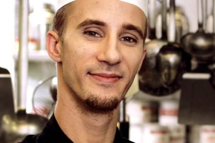 Wiener hat mit Hilfe des waff einen Job in der Gastronomie bekommen.