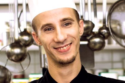 Wiener freut sich mit Hilfe des waff einen Job als Koch gefunden zu haben.