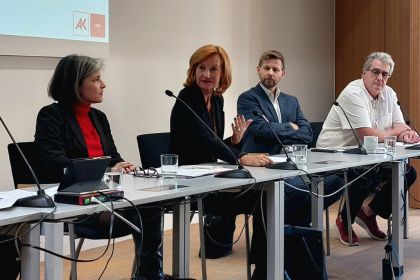 Ein Tisch mit dem Panel an Expert:innen bespricht sich untereinander.