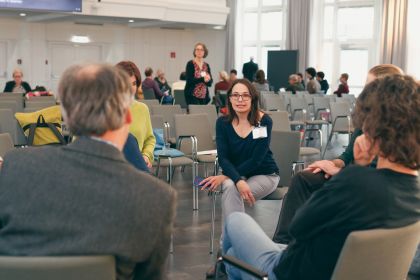 Personen im Sesselkreis bei einem Workshop