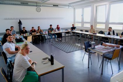 Ein Klassenraum im Ausbildungszentrum des Roten Kreuz mit einigen Auszubildenden.