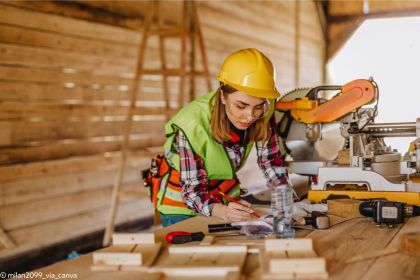 Eine Fraue arbeitet an einer Werkbank mit einer Kreissäge.
