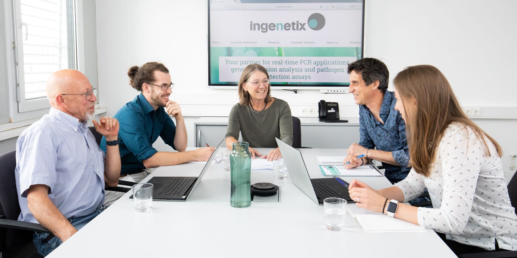 Ein Teammeeting von ingenetix mit Irrina Korschineck in der Mitte.