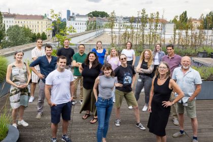 Das ganze Team von ingenetix steht auf einer Dachterasse.