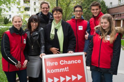 waff-Gemeindebauaktion mit Stadträtin Brauner im Rabenhof und Promotoren und Promotorinnen (SPÖ)