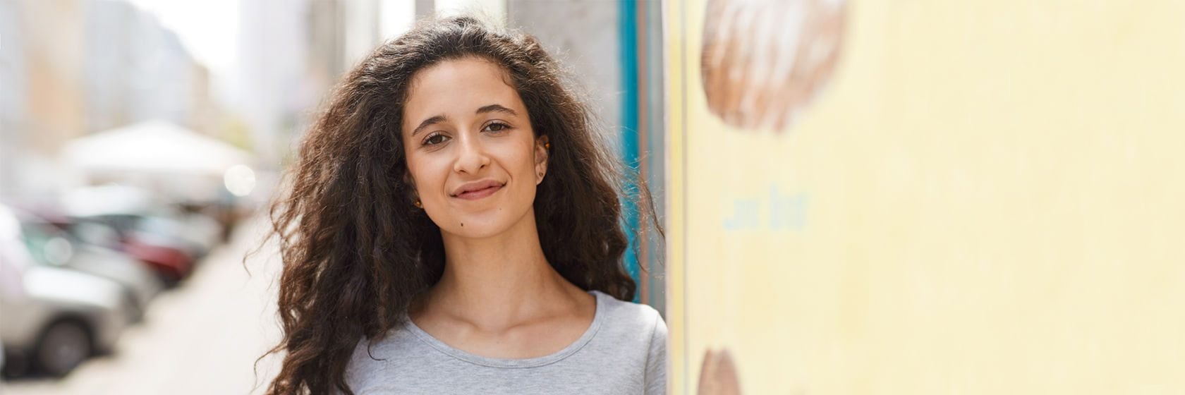 Junge Wienerin freut sich über das Bildungskonto für alle vom waff.