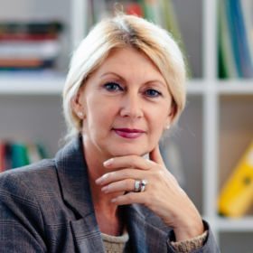 Frau mit blonden Haaren freut sich, mit Hilfe des waff eine Ausbildung zur Diplom-Buchhalterin machen zu können.