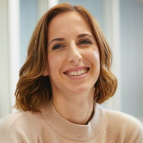 Frau freut sich über die Weiterbildungsangebote des waff für berufstätige Frauen.
