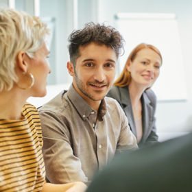 Mann mit dunklen Haaren freut sich über die Jobs mit Ausbildung beim waff.