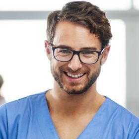 Wiener Plfeger in einem Krankenhauskorridor