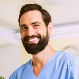 Wiener freut, sich mit Hilfe des waff einen Job als Fach-Sozialbetreuung gefunden zu haben.