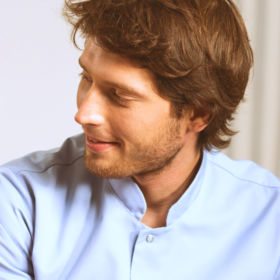 Junger Mann freut sich mit Hilfe des waff einen Job als Heimhilfe gefunden zu haben