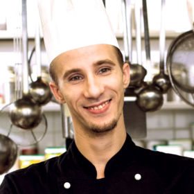 Wiener freut sich mit Hilfe des waff einen Job als Koch gefunden zu haben.