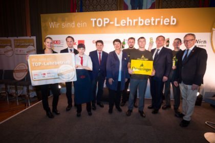 Erste Vizepräsidentin des waff Renate Brauner zeichnet die TOP-Lehrbetriebe aus.