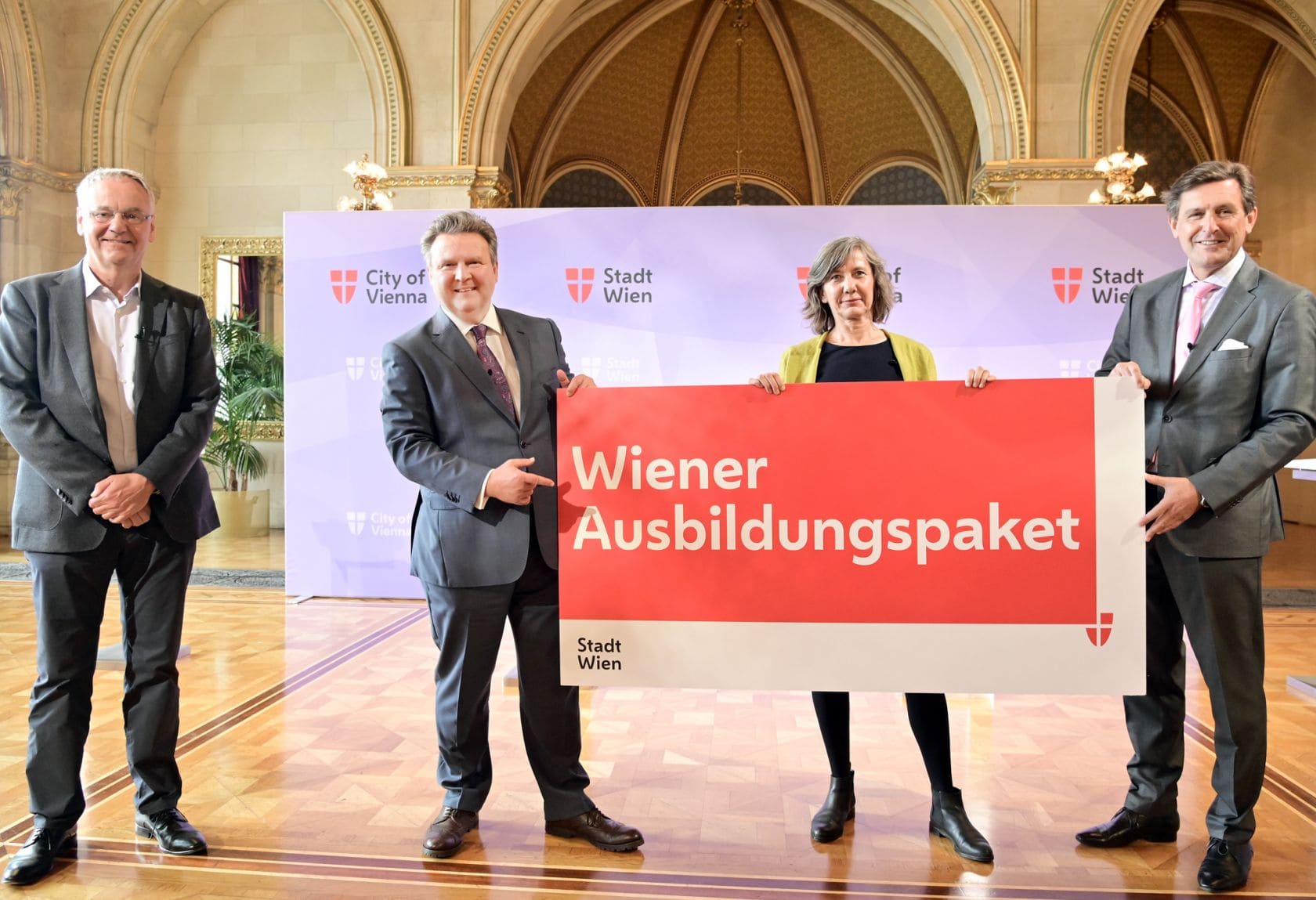 Bürgermeister Ludwig und Vizebürgermeisterin Hebein mit Plakat - Wiener Ausbildungspaket