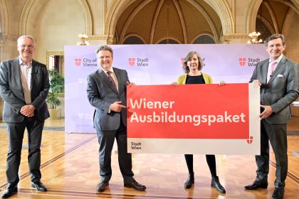 Bürgermeister Ludwig und Vizebürgermeisterin Hebein mit Plakat - Wiener Ausbildungspaket