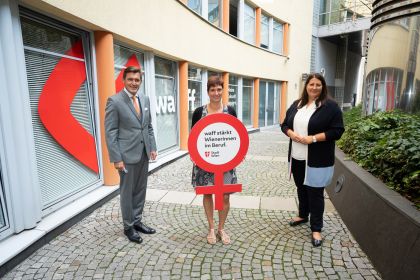 Stadträtin Kathrin Gaal und Stadtrat Peter Hanke mit waff Kundin Klaudija Leisentritt im Hof des waff