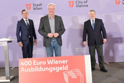 Bürgermeister Michael Ludwig, Stadtrat Peter Hanke und waff Geschäftsführer Fritz Meißl mit einem Schild, auf dem 400 Euro Ausbildungsgeld steht