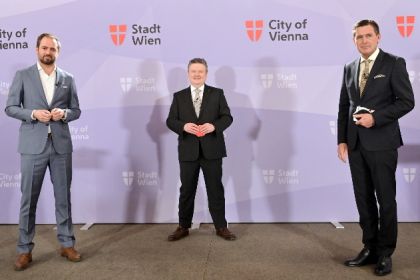 Bürgermeister Michael Ludwig, Stadtrat Peter Hanke und NEOS-Wirtschaftssprecher Markus Ornig stehen bei einer Pressekonferenz