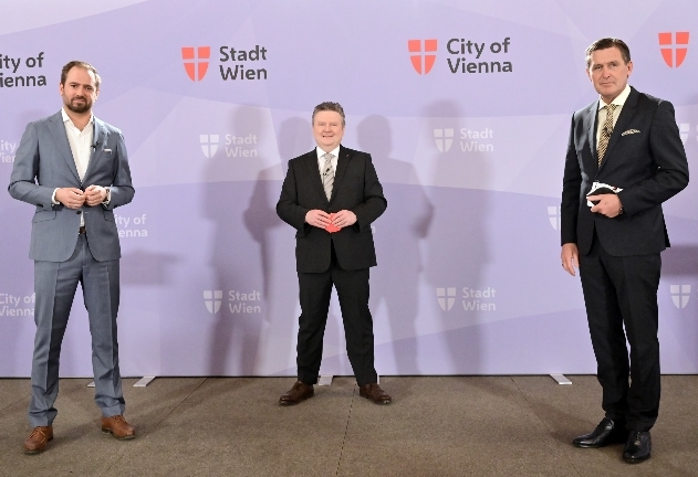 Bürgermeister Michael Ludwig, Stadtrat Peter Hanke und NEOS-Wirtschaftssprecher Markus Ornig stehen bei einer Pressekonferenz