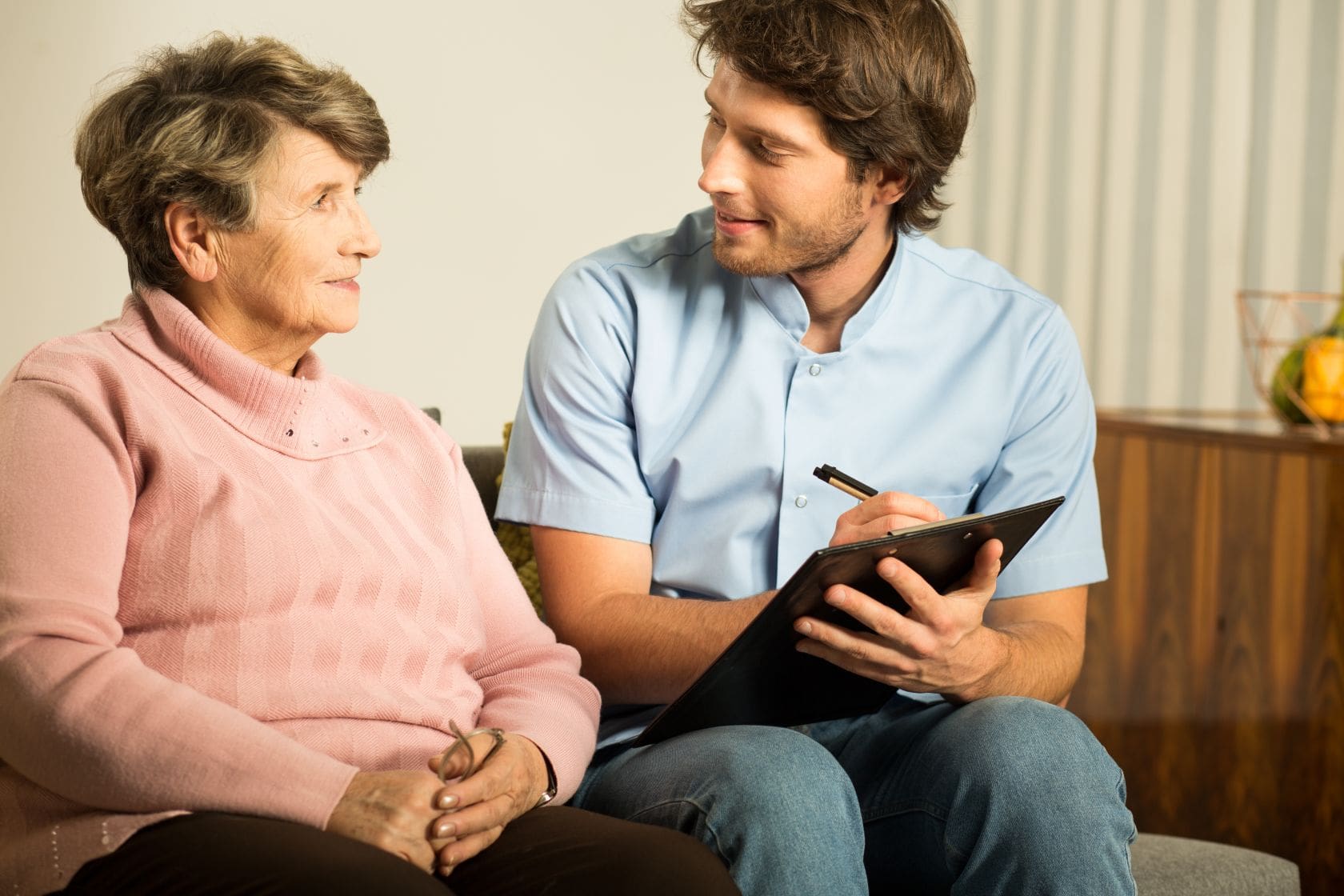 Fachsozialbetreuung -Altenarbeit ein Betreuuer mit Klientin