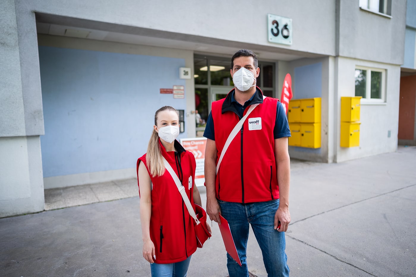 Zwei Promotoren im Gemeindebau während der Pandemie mit Maske