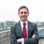 Matthias Ballner Lehrgangsleiter Junior Software Developer FH Technikum Wien steht mit verschränkten Armen und schaut in die Kamera