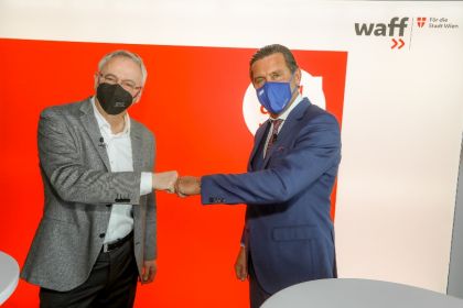 Stadtrat Peter Hanke und waff Geschäftsführer Fritz Meißl stehen vor einer roten waff Wand
