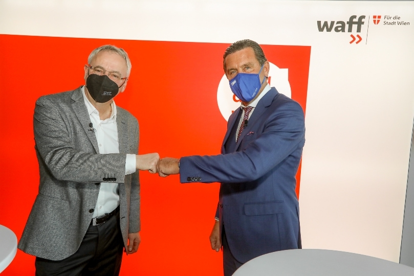 Stadtrat Peter Hanke und waff Geschäftsführer Fritz Meißl stehen vor einer roten waff Wand