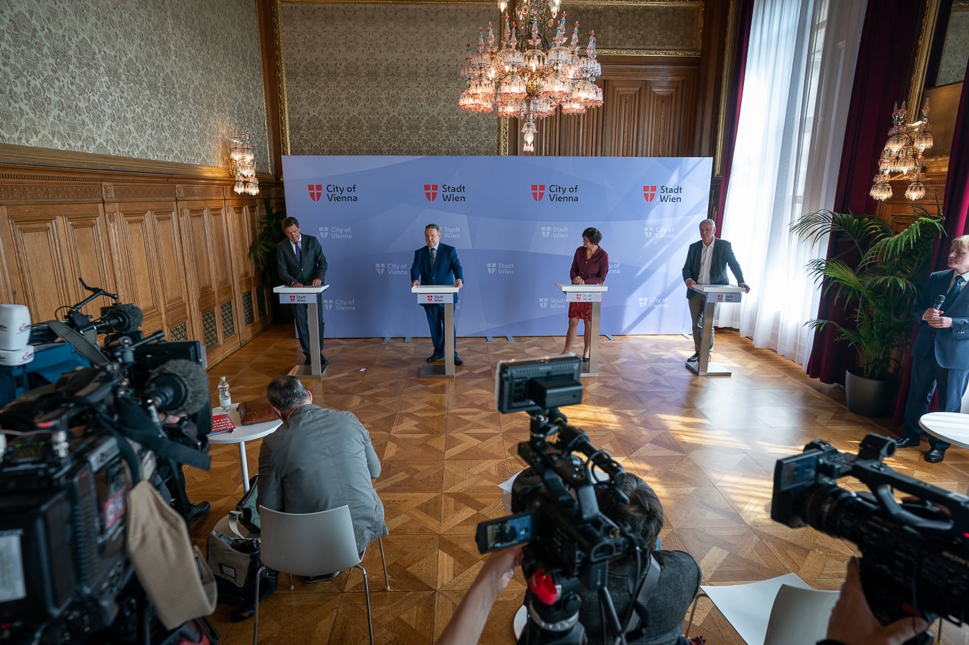 Pressekonferenz Jobmesse Michael Ludwig, Peter Hanke, Petrad Draxl und Fritz Meißl stehen vor einer hellblauben Wand an Redepulten