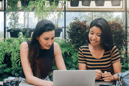 Zwei junge Frauen beim lernen mit Notebook zum Thema Digitalisierung