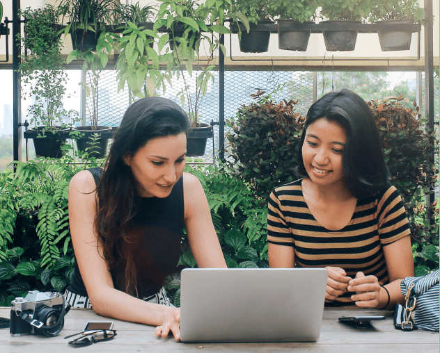 Zwei junge Frauen beim lernen mit Notebook zum Thema Digitalisierung