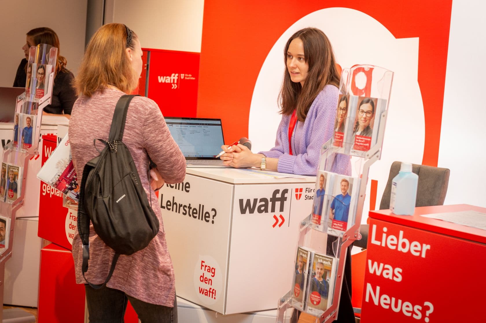 Beraterin und Kundin in einem Beratungsgespräch am waff Infostand