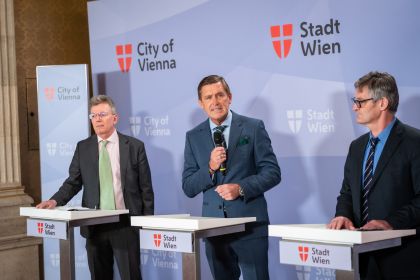 Alex Juen, Peter Hanke und Winfried Göschl stehen bei drei Redepulten