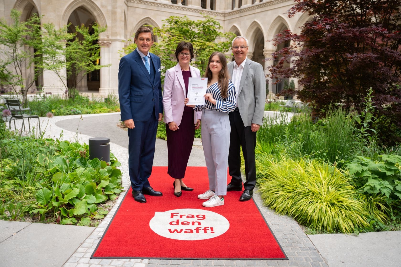 Peter Hanke, Petra Draxl, Natalia Wisniaskowa und Fritz Meißl stehen auf einem roten Teppich