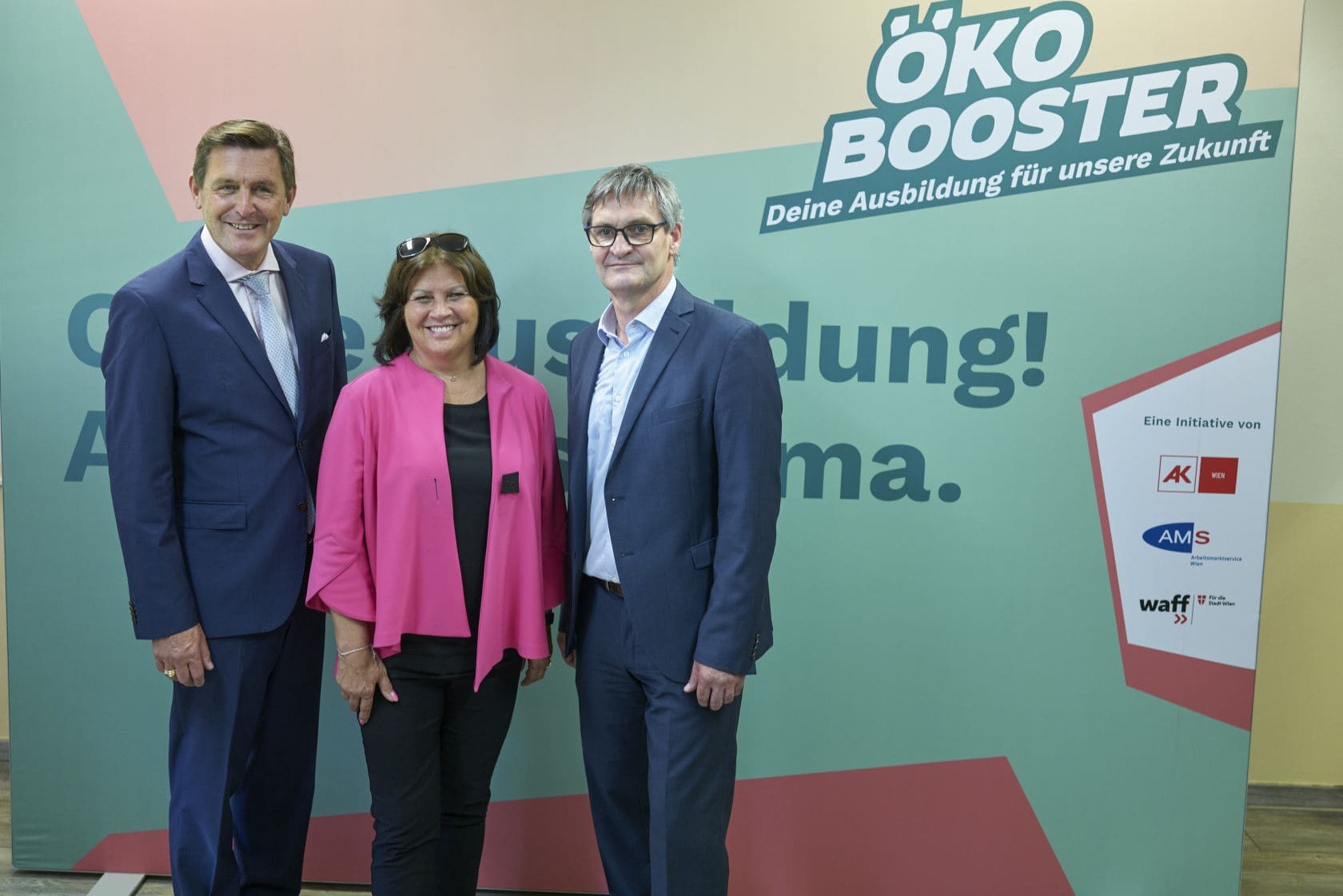 Peter Hanke, Renate Anderl und Winfried Göschl stehen vor einer Rückwand, wo ÖKO Booster draufsteht