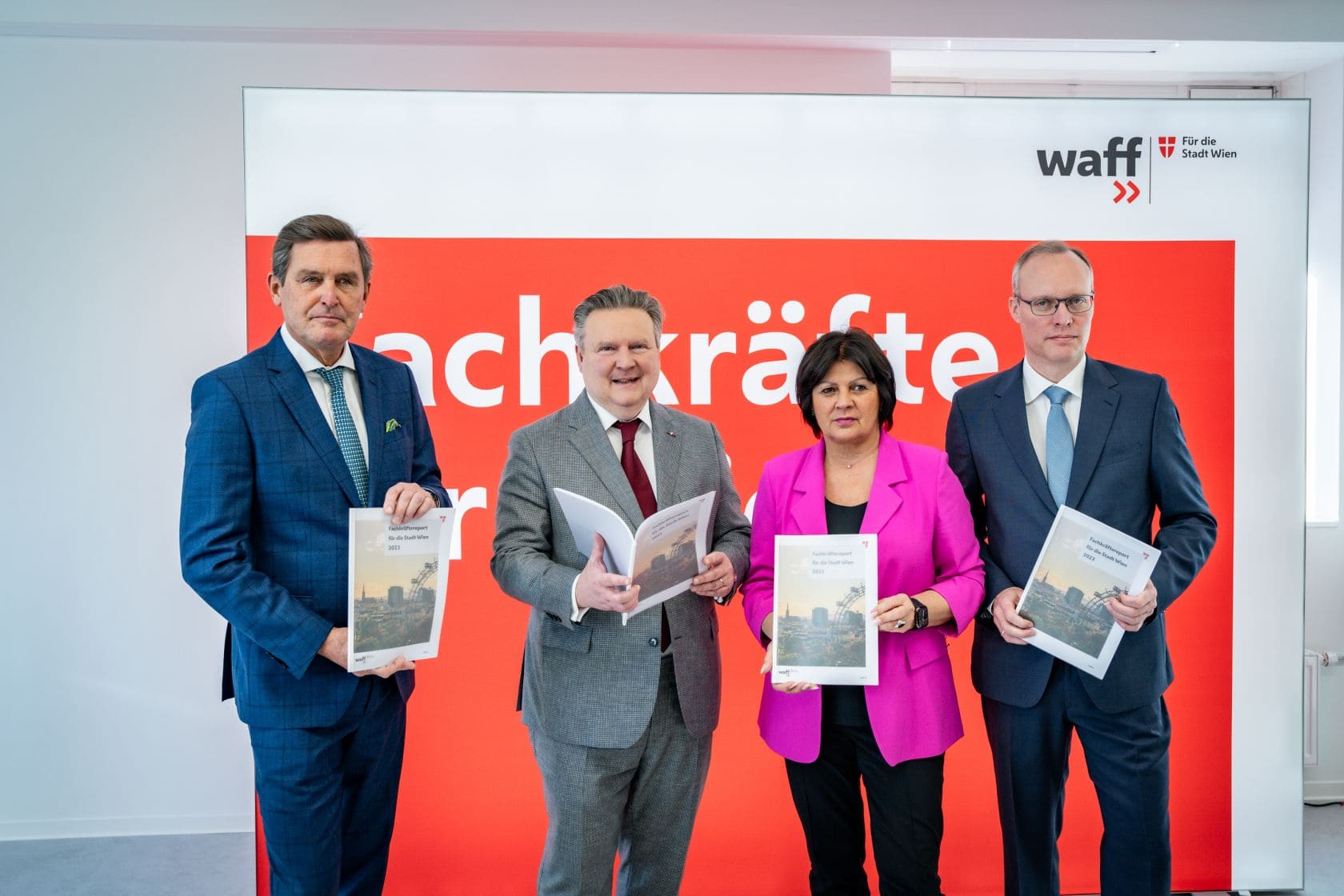 Pressekonferenz Fachkräftezentrum Michael Ludwig, Peter Hanke, Renate Anderl und Alexander Biach stehen vor einer roten Wand