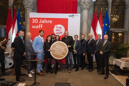 Eine Gruppe von Menschen steht auf der Bühne un hält das Top Lehrbetriebe Gütesiegel in die Kamera