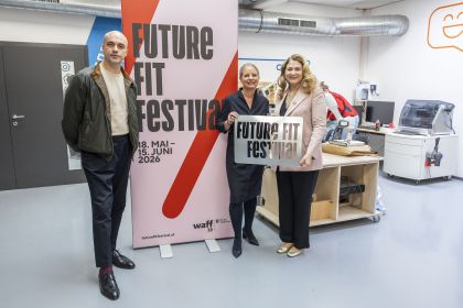 Vizebürgermeisterin Barbara Novak hätl bei der Pressekonferenz zum Startschuss des Future Fit Festivals gemeinsam mit Maria in der Maur Könne ein Schild hoch. waff GF Marko Mi.oradovic steht ebenfalls bei der Präsentation dabei.