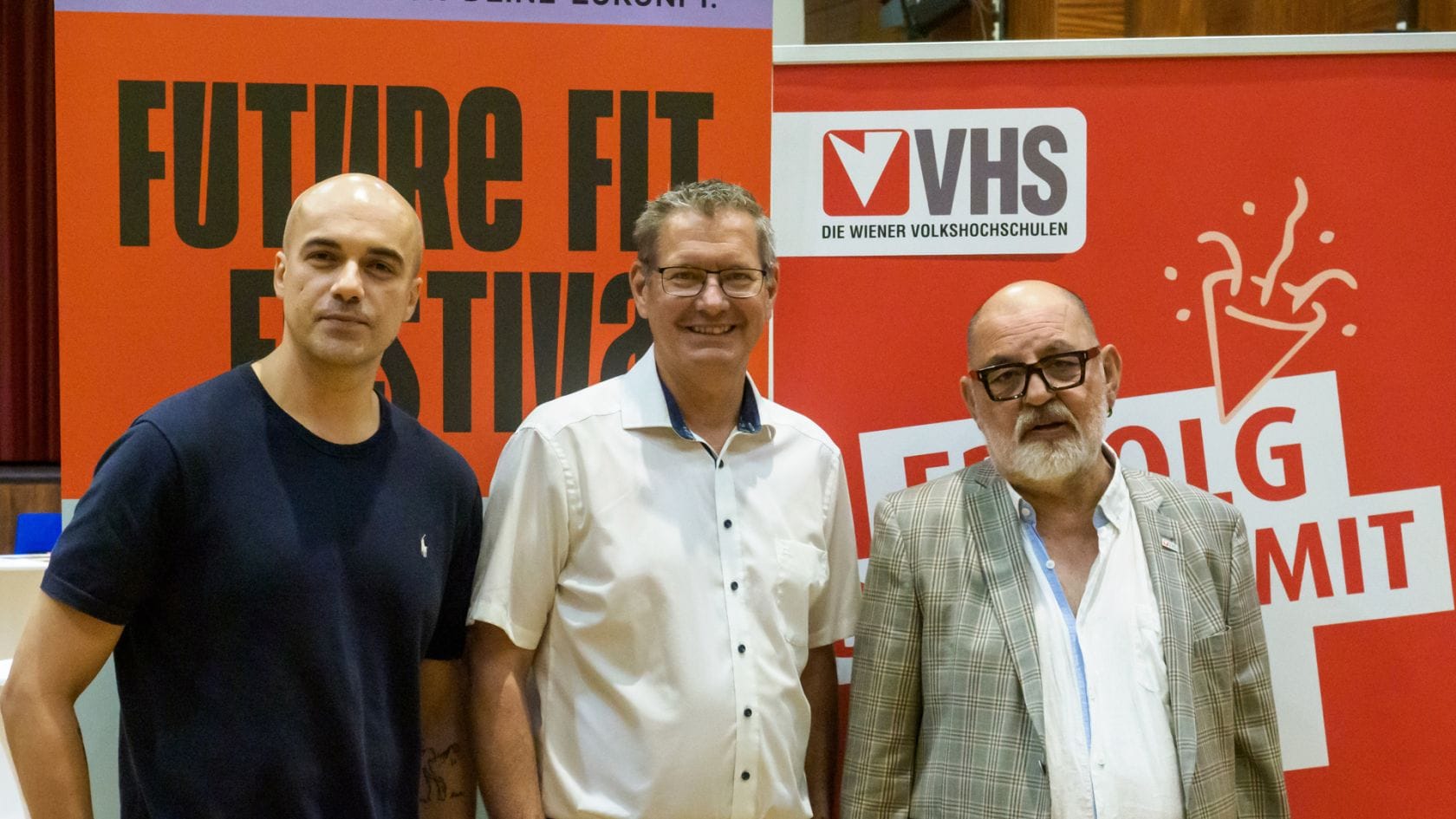 Marko Miloradovic, Georg Papai und Herbert Schweiger stehen vor einer roten Wand