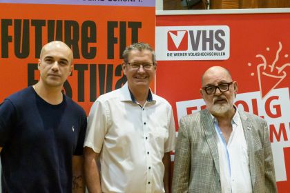 Marko Miloradovic, Georg Papai und Herbert Schweiger stehen vor einer roten Wand