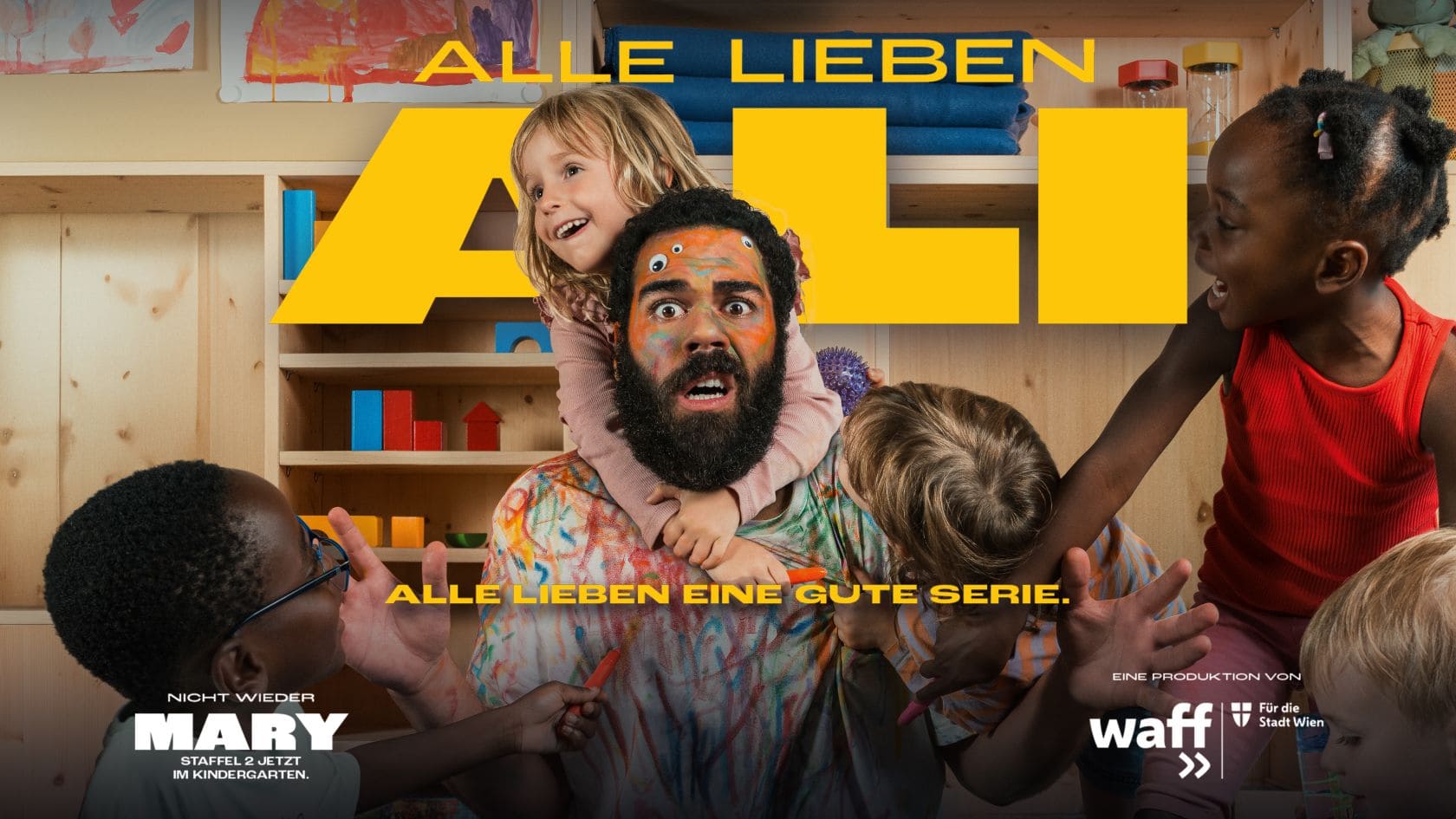 Sujet der Kampagne Alle lieben Ali, ein Man sitzt umringt von Kindern im Kindergarten