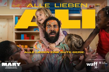 Sujet der Kampagne Alle lieben Ali, ein Man sitzt umringt von Kindern im Kindergarten