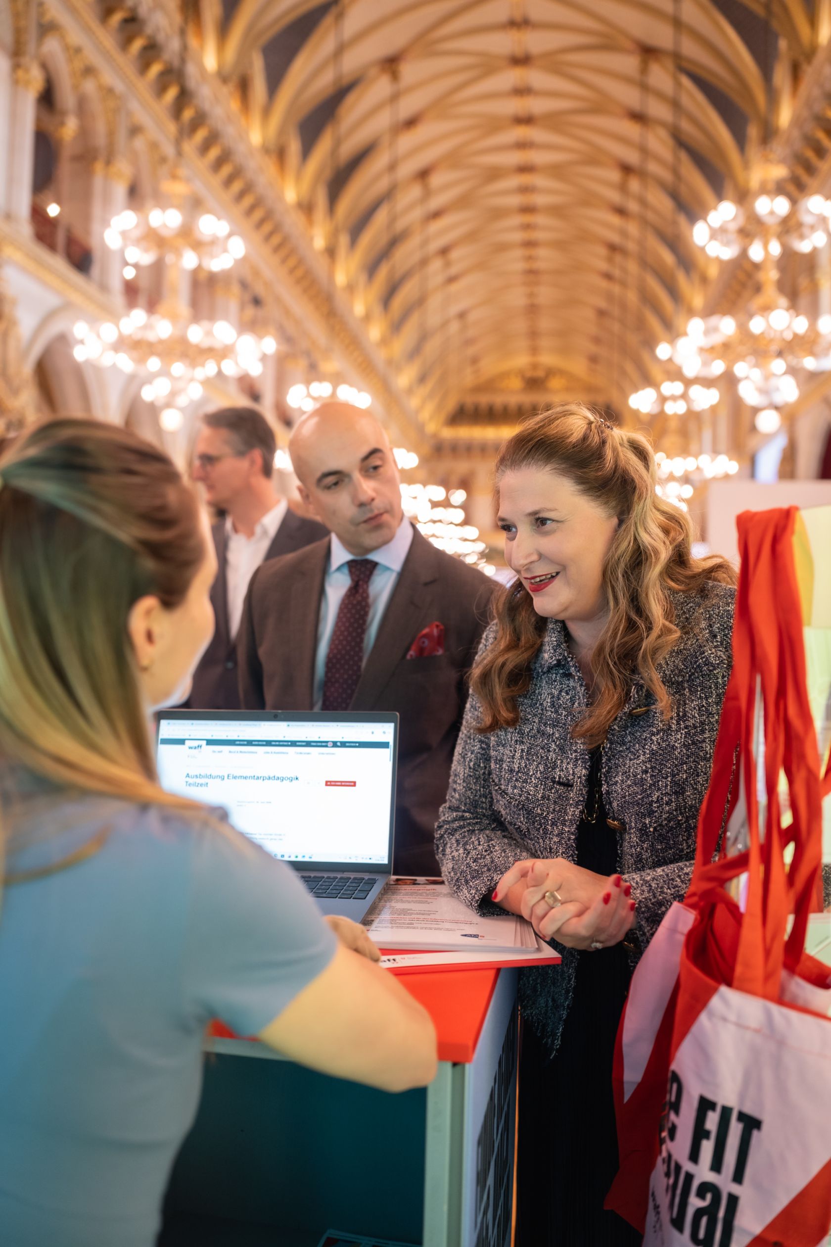 Marko Miloradovic und Barbara Novak stehen im Rathaus bei einem Infostand