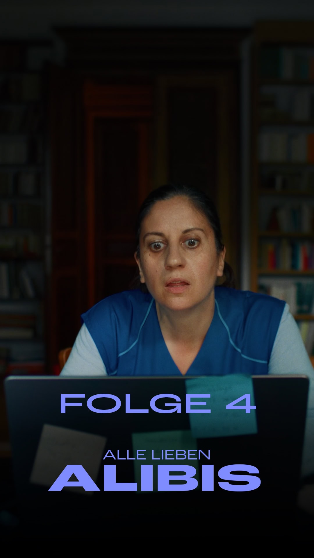 Szene aus ALLE LIEBEN ALIBIS - Folge 4: Milica vor dem Computer