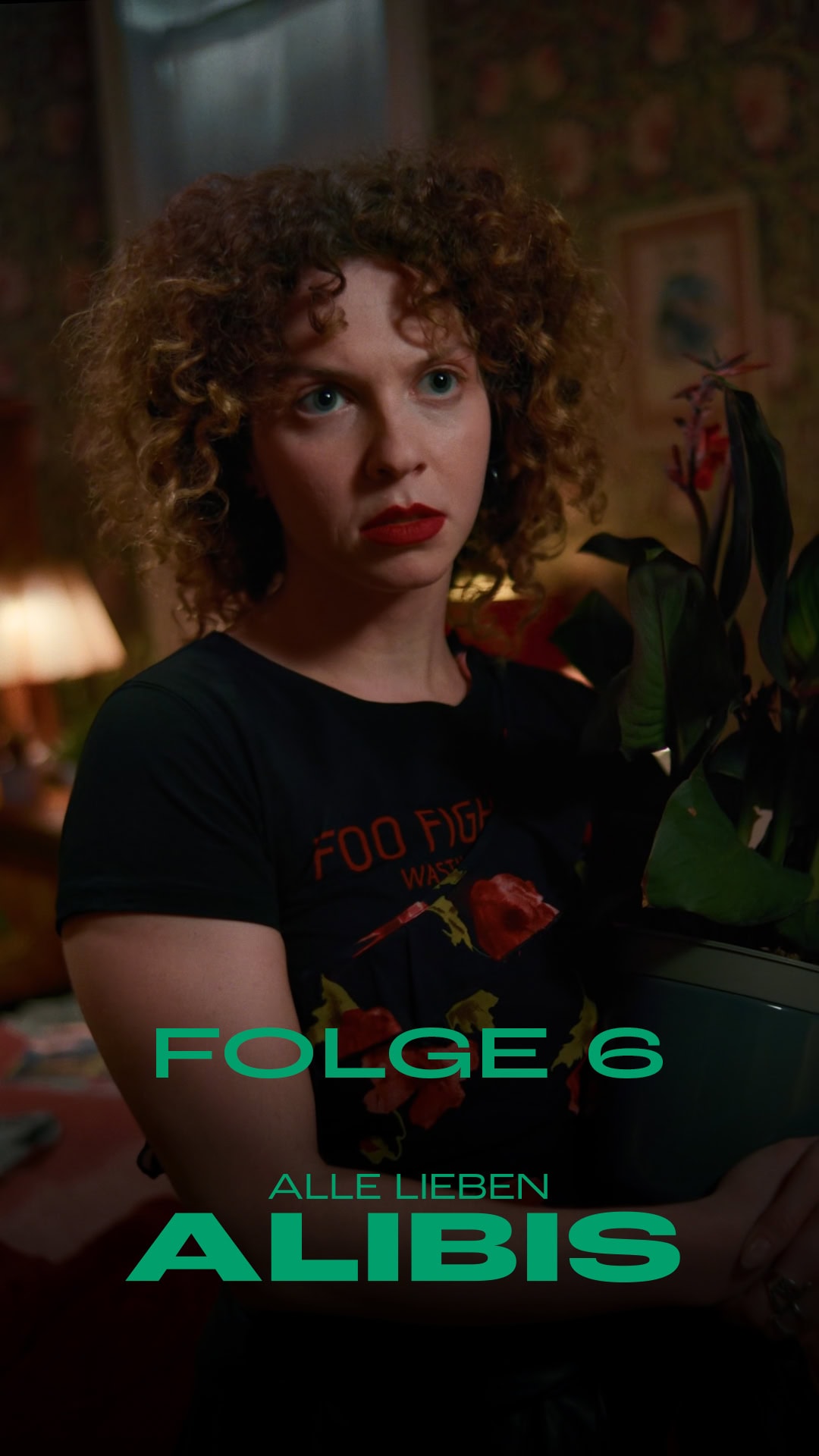 Szene aus ALLE LIEBEN ALIBIS - Folge 6: Lisa-Marie mit einer Pflanze