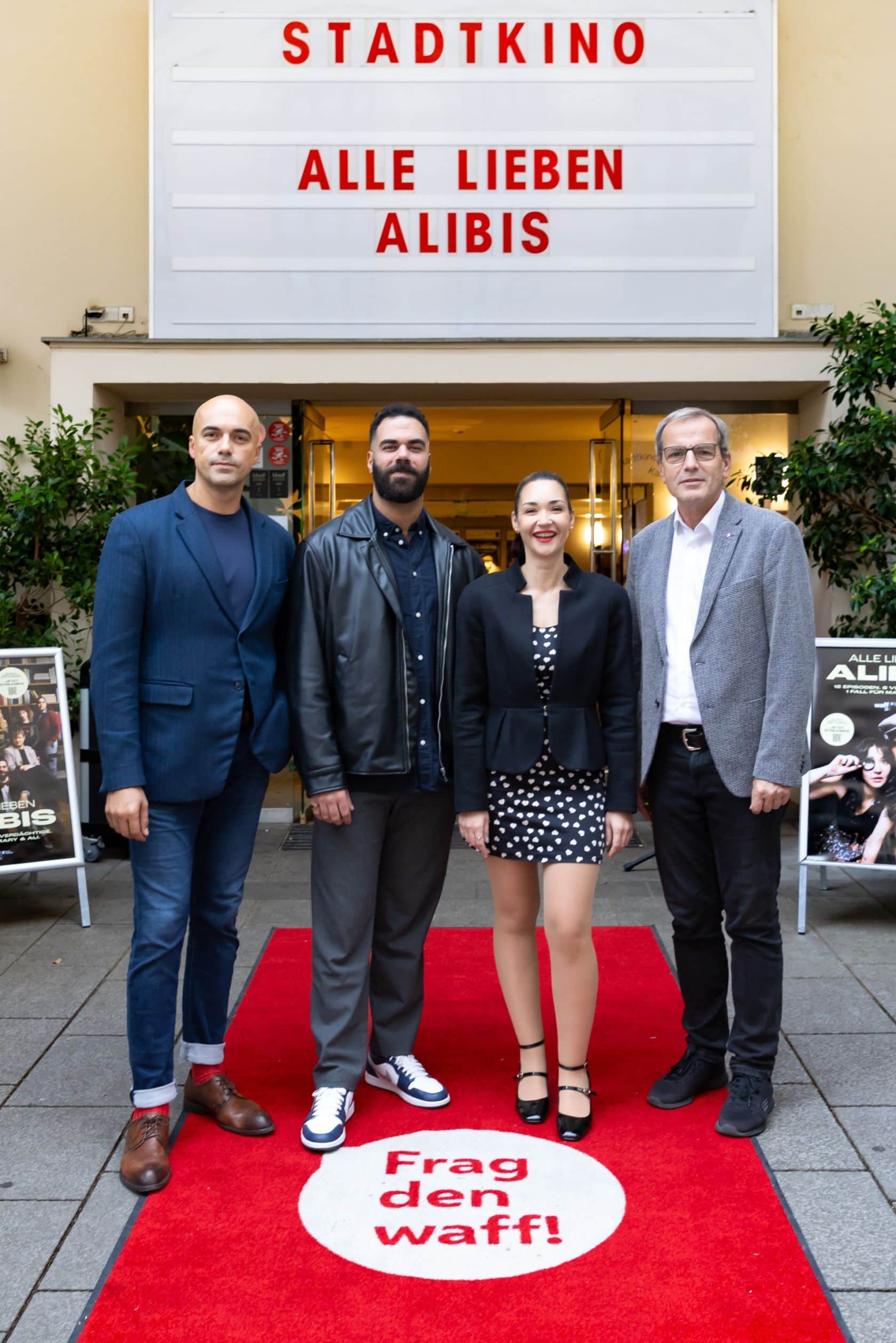 Marko Miloradovic, Onur Poyraz, Zeynep Alan und Christian Meildinger stehen vor dem Stadtkino auf einem roten Teppich