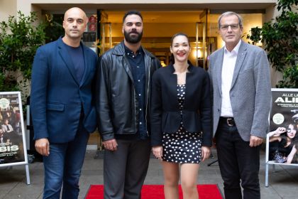 Marko Miloradovic, Onur Poyraz, Zeynep Alan und Christian Meildinger stehen vor dem Stadtkino auf einem roten Teppich